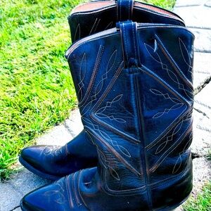 Men’s size 10D vintage Acme cowboy boots. Made in USA.